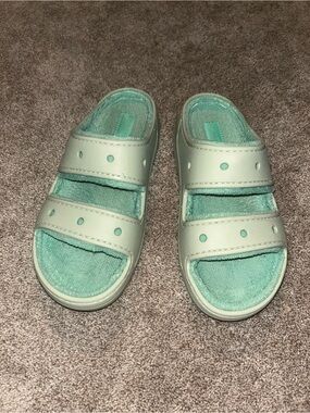 New Women’s Croc Sandals Size 10